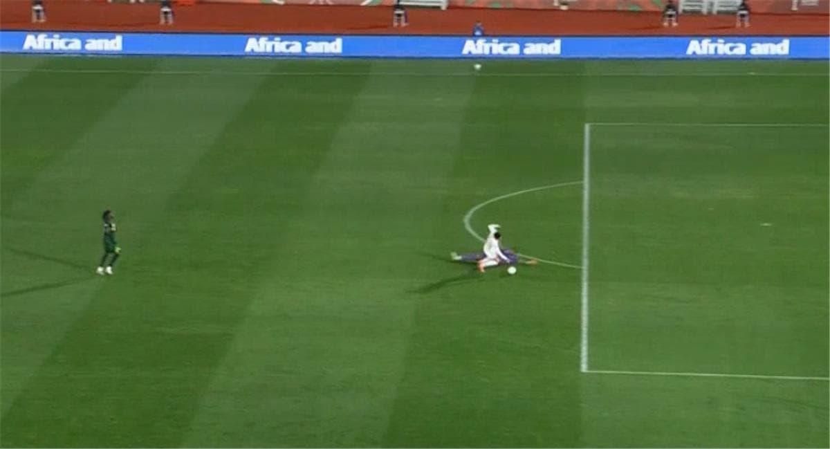 فيديو | محمد علي بن رمضان يغادر مباراة تونس ونيجيريا مصابًا